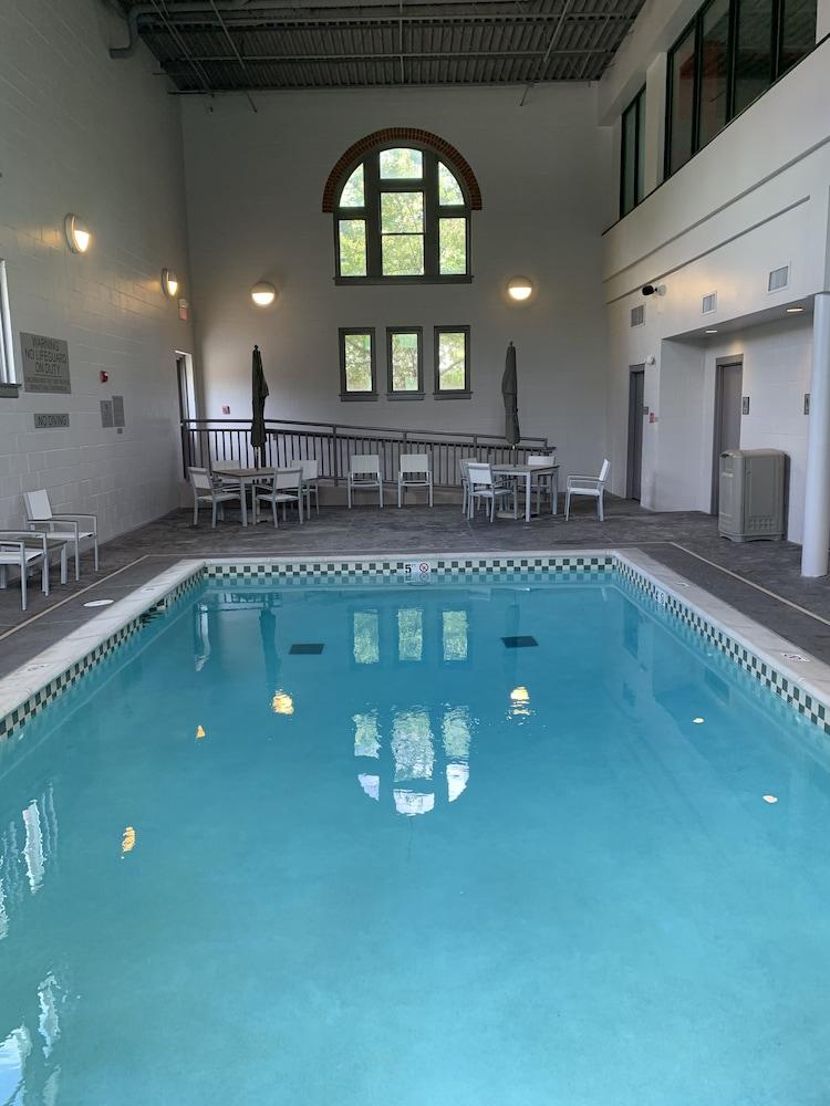 Hotel Country & By Radisson, St Charles Historic District 3*